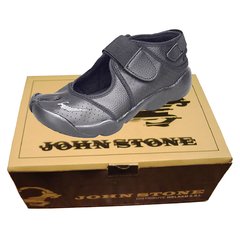 Zapatillas Pezuña Marca John Stone en Talles Grandes en Cuero Sintético Negro