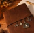Charm metálico esmaltado EL HECHIZO - comprar online
