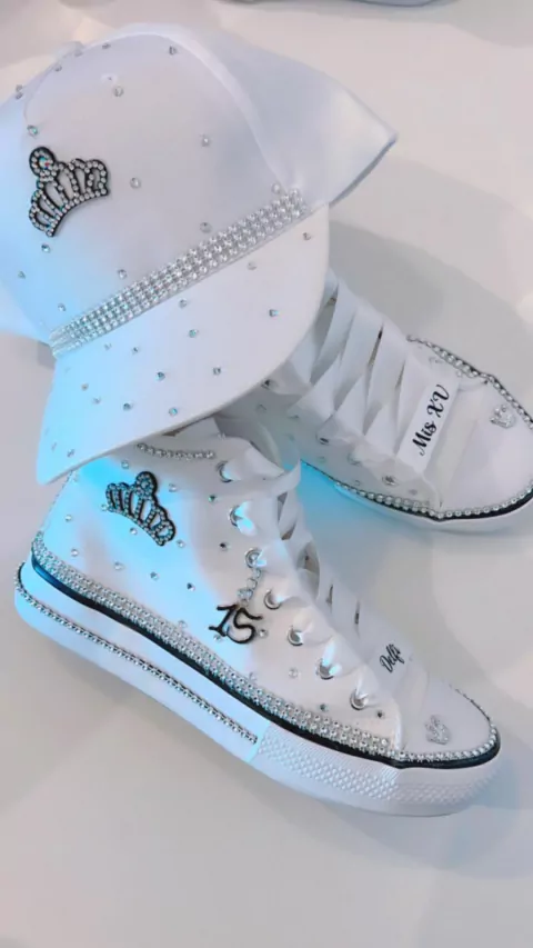 BOTITAS QUEEN + LINEAS + NOMBRE + CADENITA + GORRA + LED