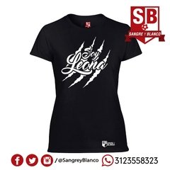 Camiseta/Esqueleto Mujer Soy Leona-Rasguño - Sangre y Blanco