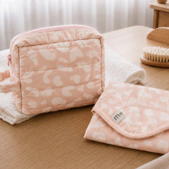 Kit Neceser Puffer Manchitas Print + Cambiador
