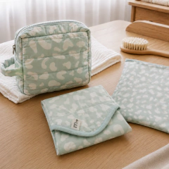 Kit cambiador puffer + Neceser puffer + Wet bag Manchitas Print - comprar online