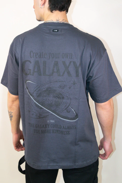 REMERA GALAXY GRIS PETROLEO - comprar online