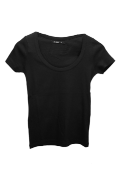 Remera Mikah St. Marie en internet
