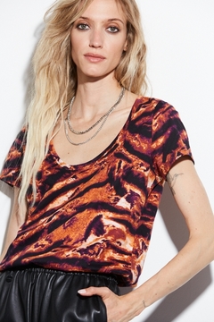 Remera Pluma Llamas St. Marie en internet