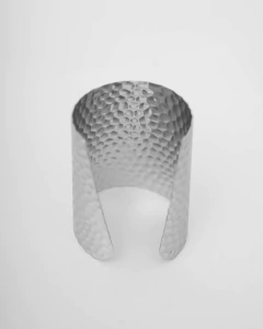 Brazalete Ancho Martillado Plateado - Betiana Bertolino