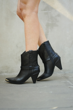 Bota Ankara Black en internet