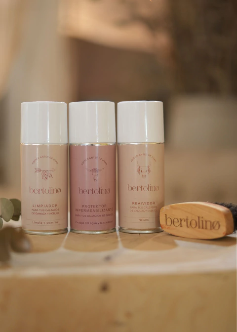 KIT Limpiador para Gamuza + Impermeabilizante + Revividor Negro + Cepillo - comprar online