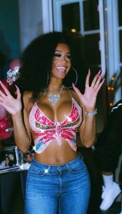 Cropped butterfly kween