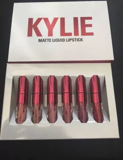 Kit Kylie Jenner Valentine Edition na internet