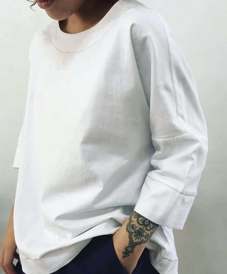 blusa de algodão ampla mais comprida atrás e com mangas
