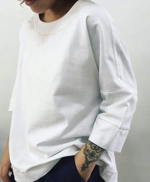 blusa de algodão ampla mais comprida atrás e com mangas