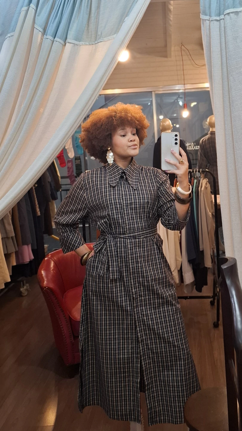 Vestido com manga raglã e gola camisa