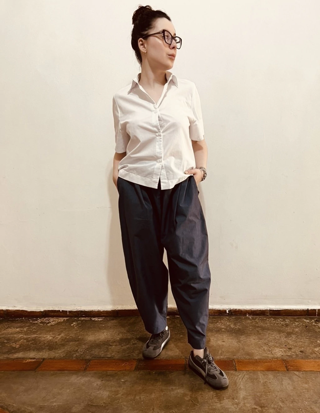 calça ampla com 4 pregas e bolsos