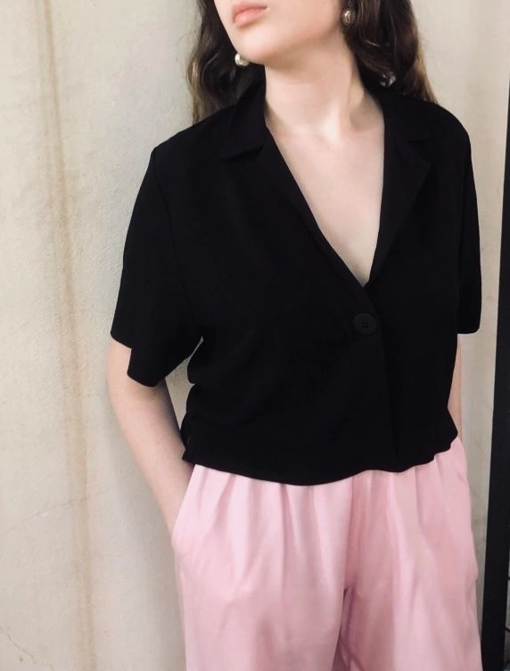 blusa necessária de gola esporte e um botão