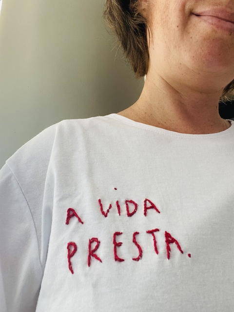 Camiseta bordada à mão a vida presta