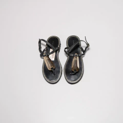 SANDALIAS NEGRAS CON DORADO OSKLEN