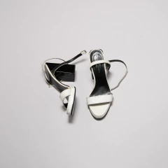 Imagen de SANDALIAS BLANCAS Y NEGRA BLACKMAMBA