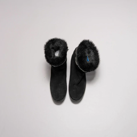 BOTAS NEGRAS PELUCHE STUART - comprar online