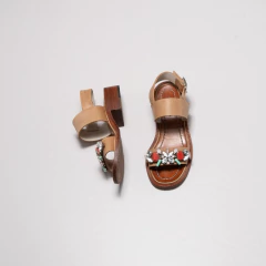SANDALIAS MARRON CUERO APLIQUES ETIQUETA NEGRA - comprar online