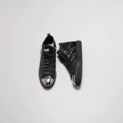 ZAPATILLAS NEGRAS Y PLATEADO MIU MIU en internet