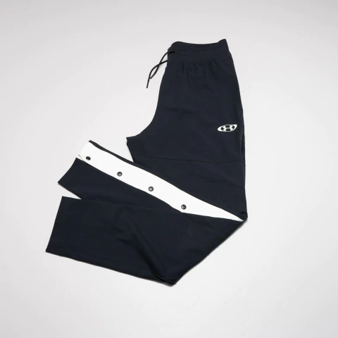 PANTALON NEGRO Y BLANCO BOTONES UNDER ARMOUR