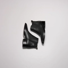 BOTAS NEGRAS CUERO BAJAS PRUNE - comprar online