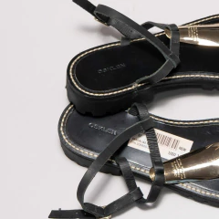 SANDALIAS NEGRAS CON DORADO OSKLEN en internet