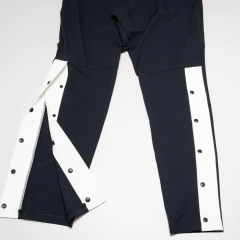 PANTALON NEGRO Y BLANCO BOTONES UNDER ARMOUR - comprar online