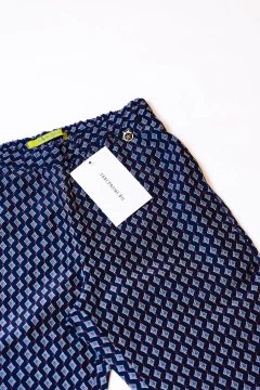 PANTALON AZUL ESTAMPADO CON ROJO RAPSODIA en internet