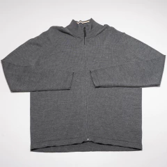 BUZO GRIS CON CIERRE ETIQUETA NEGRA