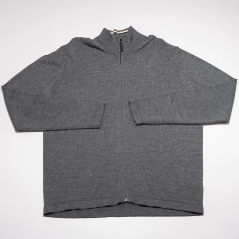 BUZO GRIS CON CIERRE ETIQUETA NEGRA