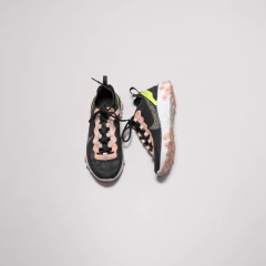 ZAPATILLAS NEGRAS Y ROSA NIKE REACT en internet