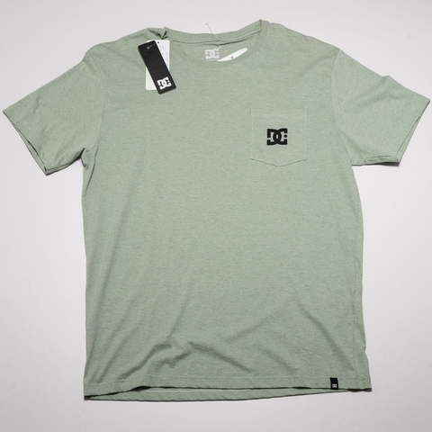 REMERA VERDE BOLSILLO DC