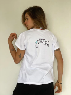 REMERA ARGENTO blanca mapa pink - PIPIRETA