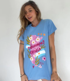 REMERA ARGENTO celeste coronados pink