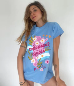 Image of REMERA ARGENTO celeste coronados pink