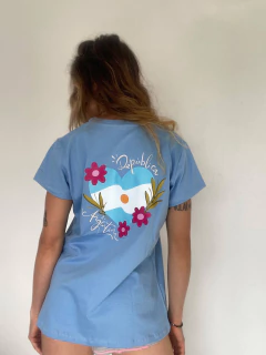 REMERA ARGENTO celeste coronados pink - PIPIRETA