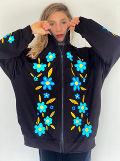 CAMPERA ARGENTO MENDOZA NADIE SE SALVA SOLO en internet