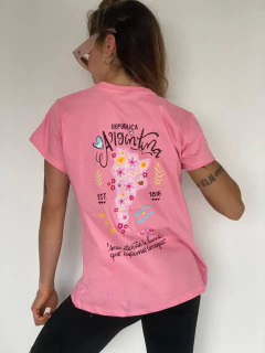 Imagen de REMERA ARGENTO rosa escudo