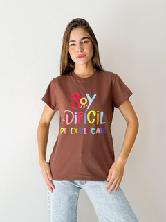 Remera Agus chocolate soy dificil - comprar online