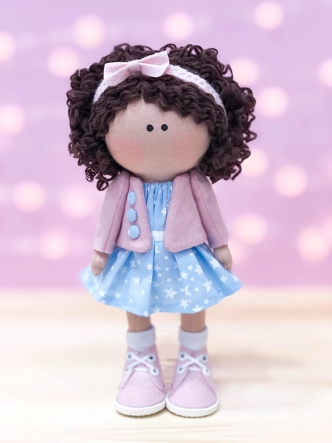 boneca com cabelo cacheado