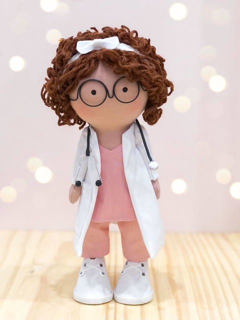 Boneca Farmacêutica - Cabelo cacheado