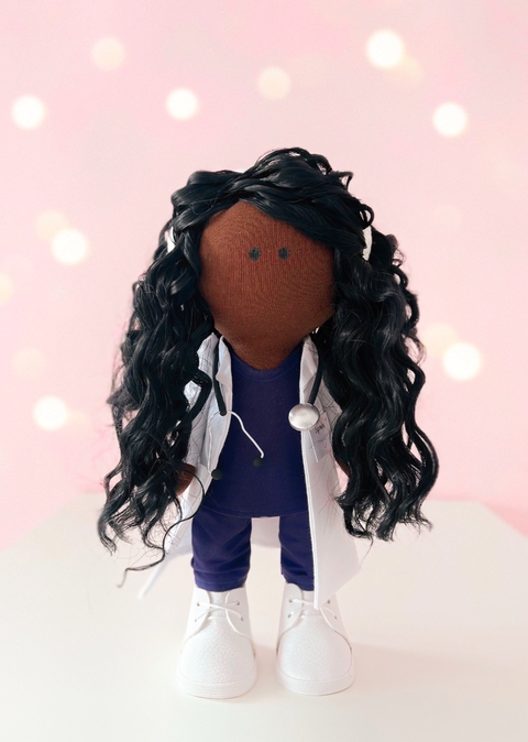 Boneca Médica Negra - Pijama Azul Marinho