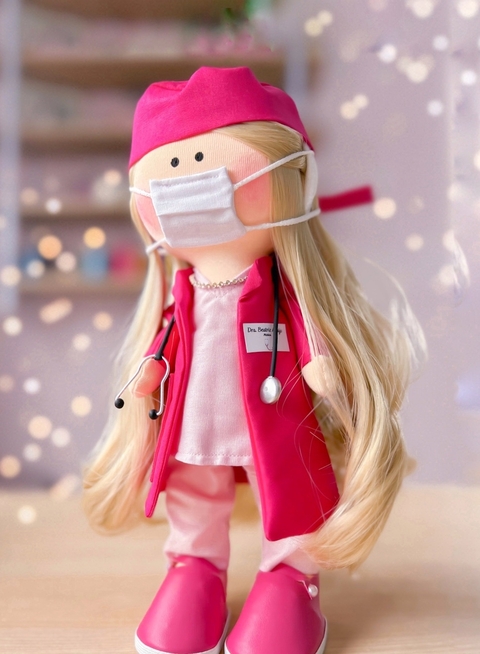 Boneca Médica - Jaleco Pink e Pijama Rosa Claro