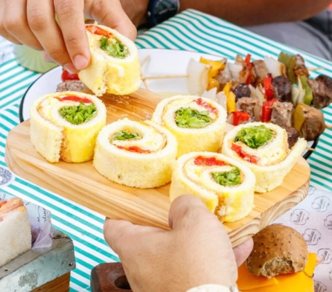 Arrolladitos de píonono rellenos con jamón cocido, Lechuga, Morron y huevo o arrolladitos de pan de miga rellenos con jamón crudo y anana 