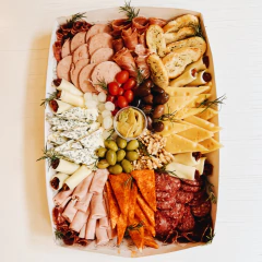 picada con gran variedad de fiambres y quesos, pesa 2 kg