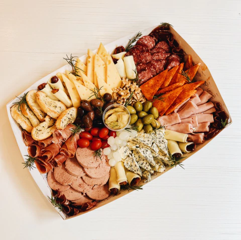 picada con gran variedad de fiambres y quesos, pesa 2 kg