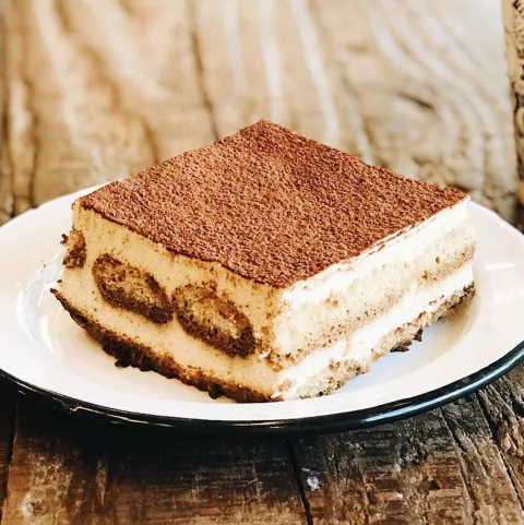 Cuadrado porción de tiramisú