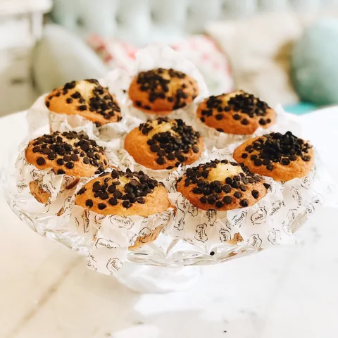 super muffin de chips de chocolate o frutos rojos